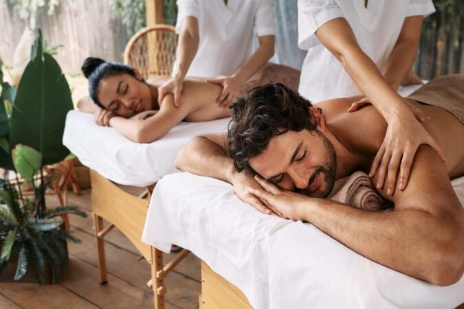 Un couple profite d'un massage en duo dans un spa pour un week-end romantique.