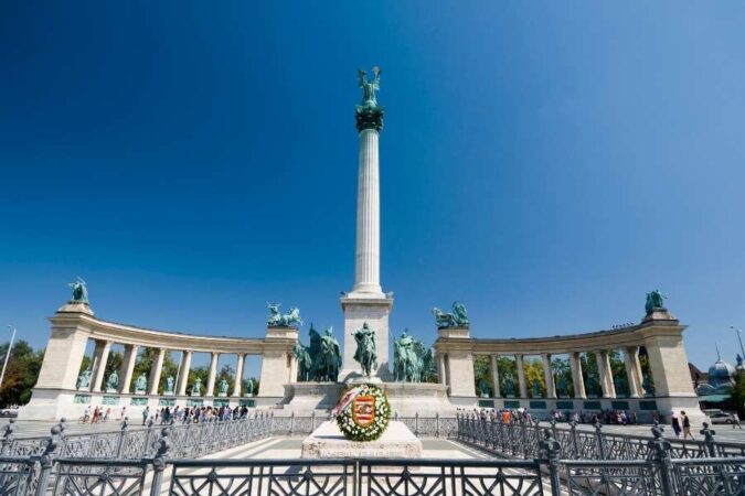 Place des Héros à Budapest sous un ciel bleu pour présenter les monuments de Budapest.